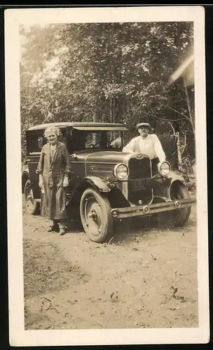 Fotografie Auto Chevrolet AB National (1928), Altes Paar mit Kfz im Wald