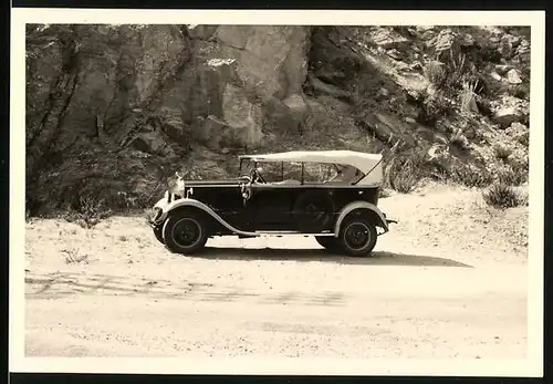 Fotografie Auto Opel 4 /20 (1930), Cabrio vor Felswand