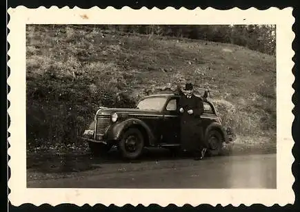 Fotografie Opel Olympia (1939), Stolzer Besitzer mit Kfz am Strassenrand