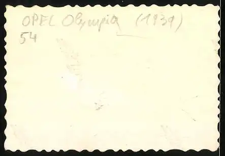 Fotografie Opel Olympia (1939), Stolzer Besitzer mit Kfz am Strassenrand
