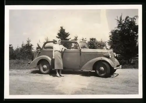Fotografie Auto Opel 2L (1937), Dame neben Cabrio