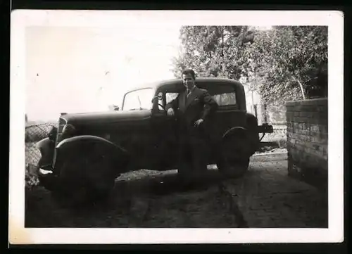 Fotografie Auto Opel P4 (1936 /37), stoler Fahrer lehnt am PKW
