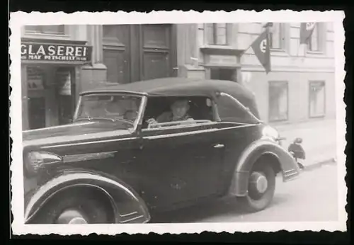 Fotografie Auto Opel 1,3Liter Cabrio (1934),  im Hintergrund