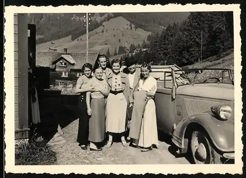 Fotografie Auto Opel 2 Liter (1935 /36), hübsche junge Frauen neben Cabrio