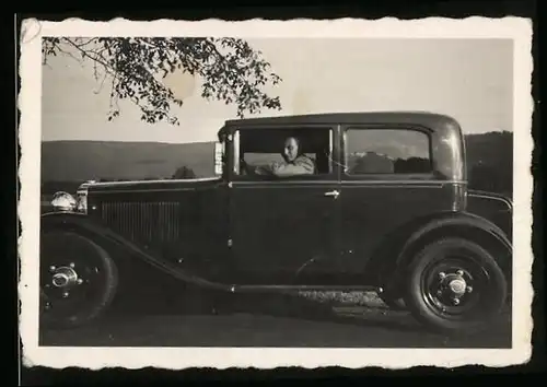 Fotografie Auto Adler Primus (1932), junger Mann am Steuer