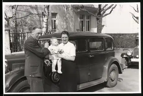 Fotografie Auto Mercedes Benz, Paar mit Baby neben Limousine