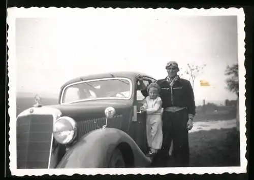 Fotografie Auto Mercedes Benz 170V (1947 /50), Mädchen klettert auf dem Trittbrett herum