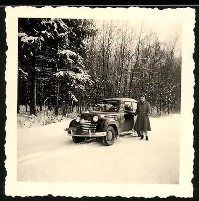 Fotografie Auto Opel Olympia (1951), PKW auf verschneiter Strasse