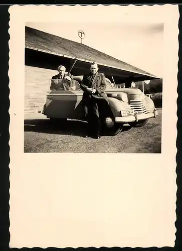 Fotografie Auto Opel Olympia (1951), PKW auf einem Rasthof / Tankstelle