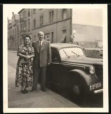 Fotografie Auto Opel Kadett (1938 /40), Paar nebst PKW