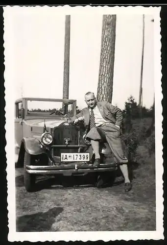 Fotografie Auto Opel, Mann lehnt lässig am PKW mit Kennzeichen Berlin