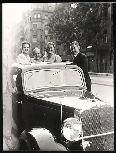 Fotografie Auto Mercedes Benz 200 (1936 /37), hübsche Damen stehen im PKW