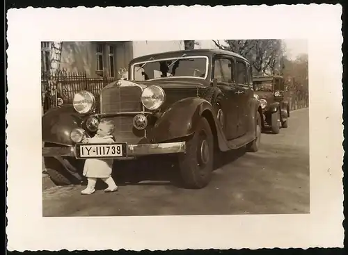 Fotografie Auto Mercedes Benz 290 (1934 /37), Kleinkind zwischen Kühlergrill & Kennzeichen Rheinprovinz, 