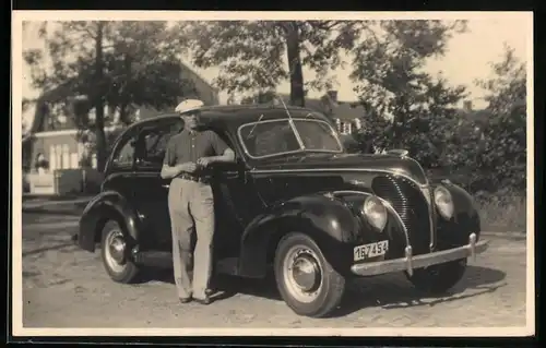 Fotografie Auto Ford 81 Deluxe Fordor Sedan (1938), stolzer Fahrer lehnt an PKW