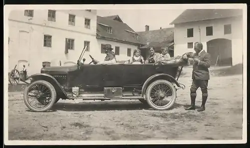 Fotografie Auto Adler Cabrio (1913 /14), Familie mit offenen Reisewagen