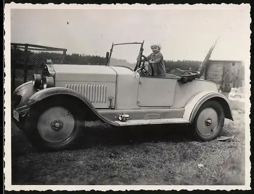 Fotografie Auto Opel 4 /16 Cabrio (1927), Mädchen am Steuer des PKW's