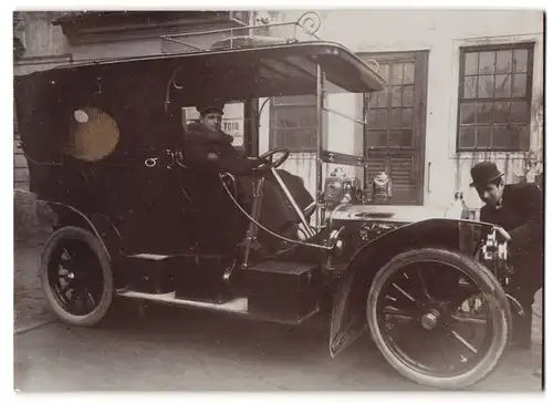 Fotografie unbekannter Fotograf und Ort, Auto Pipe B (1907 /08) mit Chauffeur, Manuelle Handbremse