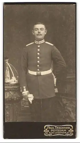 Fotografie Paul Teschner, Potsdam, Soldat in Uniform Kaiser Alexander Garde-Grenadier Rgt. 1nebst Grenadiermütze