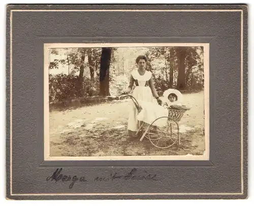 Fotografie unbekannter Fotograf und Ort, Amme / Kindermädchen Marga mit dem Mädchen Lousie im Kinderwagen