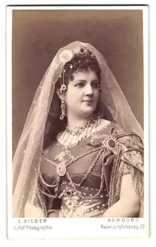 Fotografie E. Bieber, Hamburg, Schauspielerin Luise Robinson im Stück Königin von Saba, Bühnenkostüm