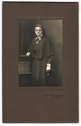Fotografie Classens, Bonn, Rot Kreuz Krankenschwester Ernestine in Uniform mit Anhänger, 1920