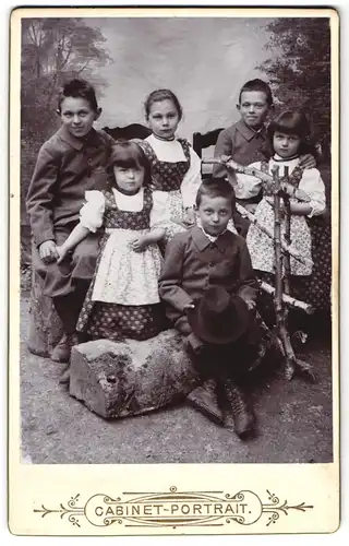 Fotografie Josef Werner, München, Schnapschuss mit drei jungen Knaben nebst ihren Schwestern in Kleidern mit Schürze