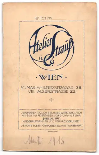 Fotografie Strauss & Co., Wien, junge Frau zählt Blütenblätter, Blumenorakel, Er liebt mich, er liebt mich nicht, 1912