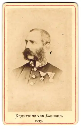 Fotografie unbekannter Fotograf und Ort, Kronprinz Albert von Sachsen in Uniform mit Orden, bis 1873 König von Sachsen