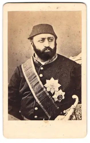 Fotografie unbekannter Fotograf und Ort, Sultan Abdülaziz (1830 - 1876), Abdul-Aziz, in Uniform mit Orden
