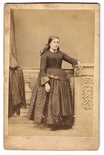 Fotografie unbekannter Fotograf und Ort, junge Frau im Kleid mit Kopftuch