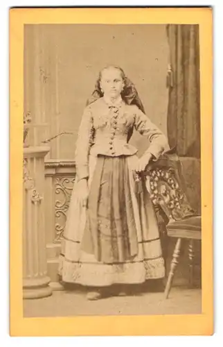 Fotografie Franz Schröck, Laufen a. Salzach, junge Dame im Kleid mit Kopftuch und Schürze