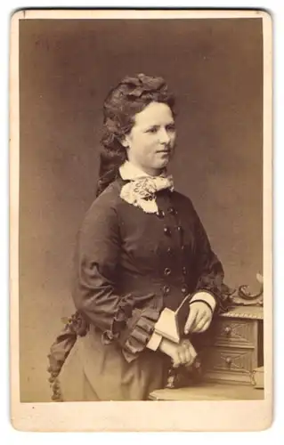 Fotografie E. Bernhard % D. Ebeling, Hamburg, junge Frau Dorothea Jänisch im Biedermeierkleid mit Locken