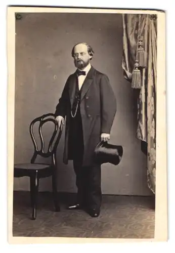 Fotografie F. König, Hamburg, Portrait Herr Heinrich Enet im Anzug mit Zylinder samt Fliege
