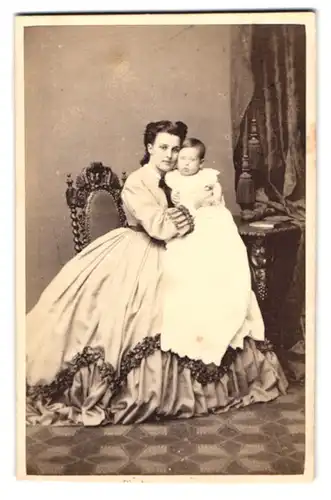 Fotografie W. Breuning, Hamburg, hübsche junge Mutter Marie Ruperti im Reifrock Kleid posiert mit ihrem Kind