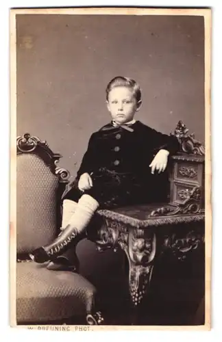 Fotografie W. Breuning, Hamburg, junger Knabe Edgar mit 9 Jahren im Samtanzug mit Lederstiefeln