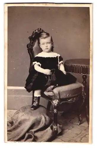 Fotografie W. Breuning, Hamburg, niedlicher junger Knabe Alfred mit 2 jahren im dunkeln Samtkleid