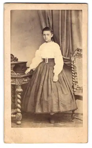Fotografie N. Kneer, Hamm, hübsches junges Mädchen im Kleid mit heller Bluse
