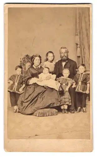 Fotografie L. Müller, Hannover, Familie Jänisch mit ihren fünf Kindern im Atelier, Mutterglück