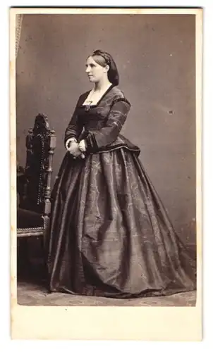 Fotografie Gebr. Ehlers, Hamburg-Altona, junge Dame im dunklen marmorierten Kleid