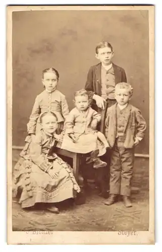 Fotografie Johann Bichler, Steyer, zwei junge Knabe mit ihren drei kleinen Schwestern im Atelier