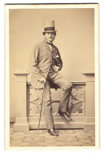 Fotografie A. Kindermann, Hamburg, Portrait Herr Alexander Ruperti im Anzug mit Zylinder und Flanierstock, Dandy
