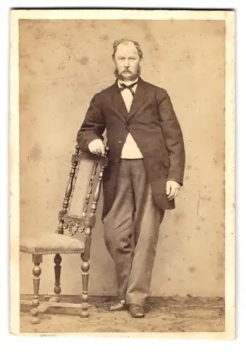 Fotografie F. Haarstick, Düsseldorf, älterer Herr im Anzug mit Fliege, Vollbart, Rückseite Aufkleber des Fotografen 1867