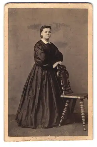 Fotografie Robert Lanzendorf, Altenburg, junge Frau im dunklen Kleid posiert am Stuhl stehend