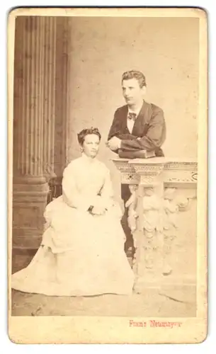 Fotografie Franz Neumayer, München, junges Paar Anna und Theodor im weissen Kleid und im Anzug, 1873