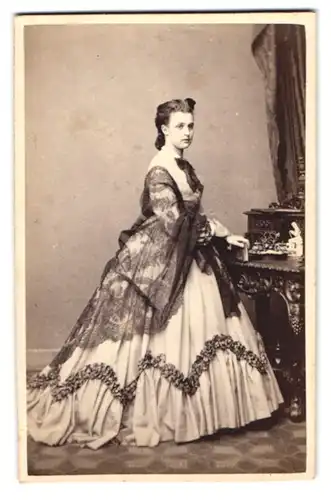 Fotografie W. Breuning, Hamburg, hübsche junge Frau Marie Ruperti im weiten Sommerkleid mit Tüllüberwurf am Sekretär