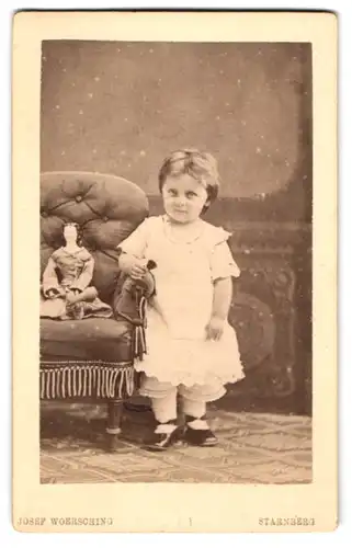 Fotografie Josef Woersching, Starnberg, kleines Mädchen im weissen Kleid mit ihrer Puppe auf dem Sessel