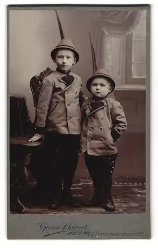 Fotografie Gustav Schubert, Wien, zwei junge wiener Knaben in Tracht mit Fasanenfeder am Hut