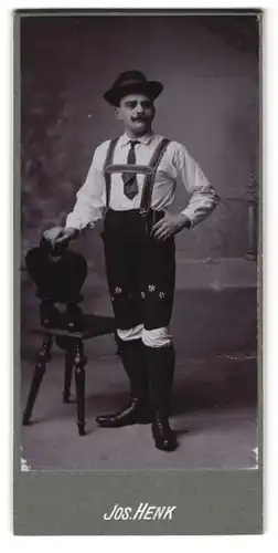 Fotografie Jos. Henk, Oberhollabrunn, junger Mann in Tracht mit Lederhose und Mustasch