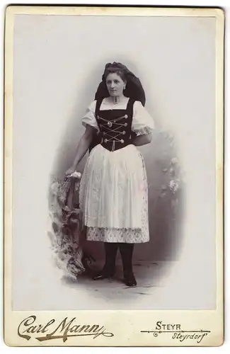 Fotografie Carl Mann, Steyr, junge Frau im Trachtenkleid mit Collier und Schürze