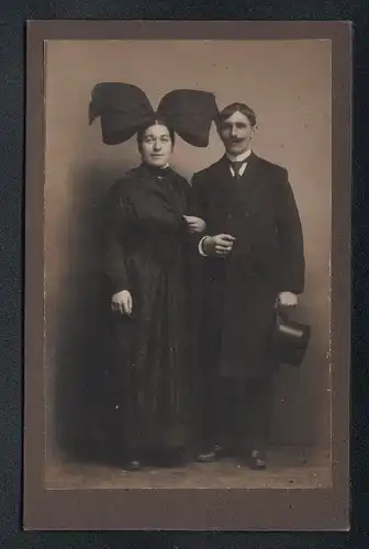 Fotografie unbekannter Fotograf und Ort, Mann und Frau im Trachtenkleid und im dunklen Mantel mit Zylinder